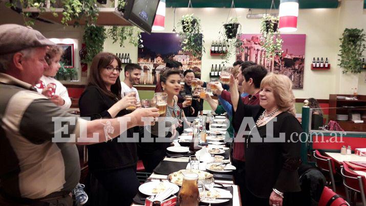 Agostina junto a sus seres queridos