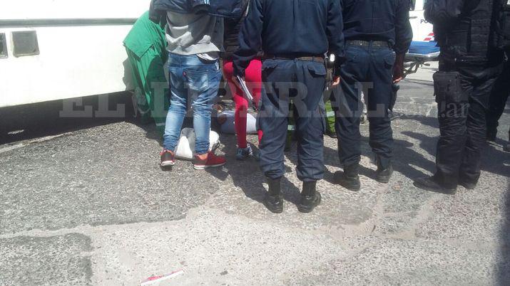 Joacutevenes motociclistas fueron embestidas por un colectivo