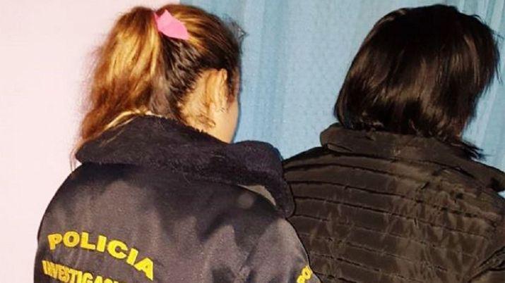 Asesinoacute a su ex y lo tiroacute a un riacuteo por abusar de su hija