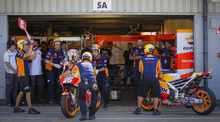 Doble caiacuteda de Maacuterquez en los ensayos en Silverstone