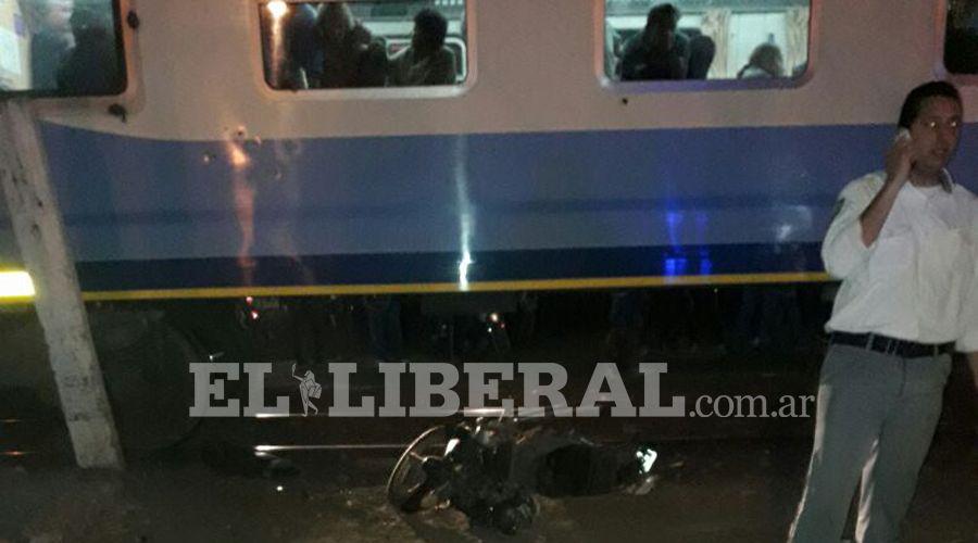 Un motociclista fue embestido por un tren en La Banda