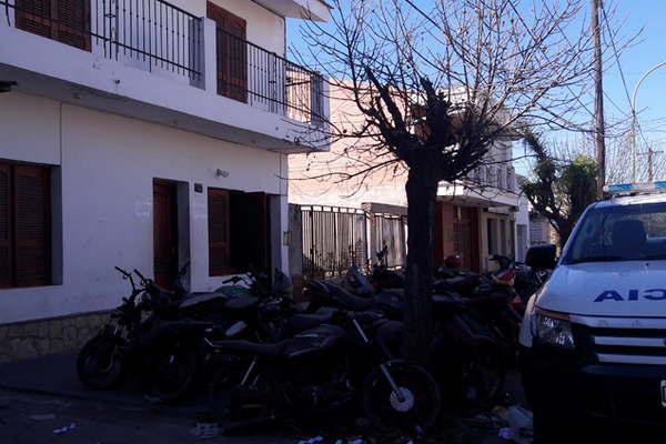 Roban una moto de la vereda de un club