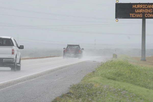 El huracaacuten Harvey toma fuerza y sube  a categoriacutea 3 cerca de la costa de Texas 