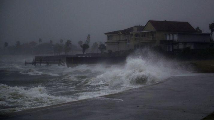 El huracaacuten Harvey golpea con furia la costa de Texas