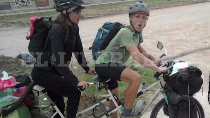 Recorren el continente en bicicleta y pasaron por Antildeatuya