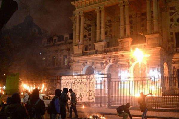 Desplazan a jefe policial tras ataques a sedes oficiales en Buenos Aires