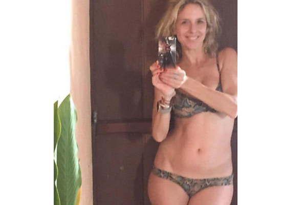 Carla se hizo una selfie en bikini y sin Photoshop y la alabaron Lali y Jimena 