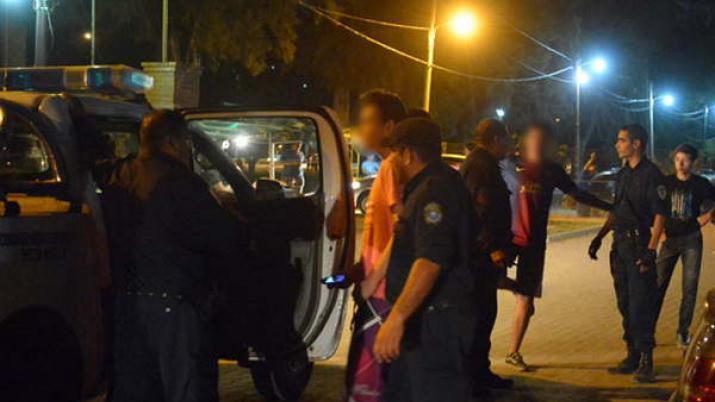 Les negaron la entrada a un boliche y golpearon salvajemente a un policiacutea