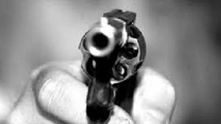 A punta de pistola delincuente quiso robar dos veces la misma moto