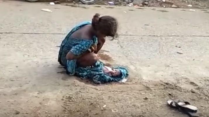 VIDEO  Abandonada por su familia dio a luz en la calle