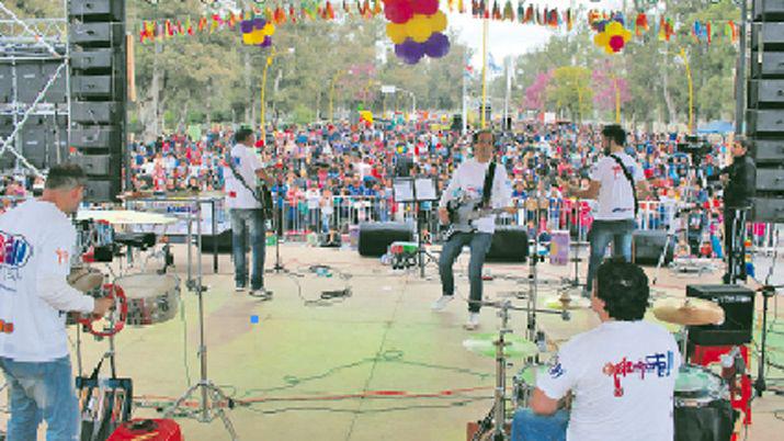 Miles de familias participaron del festival por el Diacutea del Nintildeo