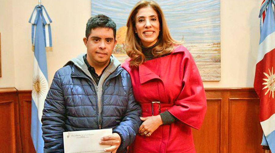 La gobernadora  felicitoacute a Natalia  Vera y Sergio Garay