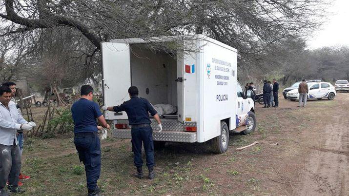 Hallan colgado a peoacuten con la soga por debajo de la remera
