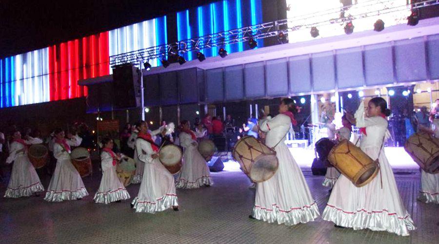 Una multitud participoacute del homenaje a Dardo del Valle Goacutemez en la explanada del Foacuterum