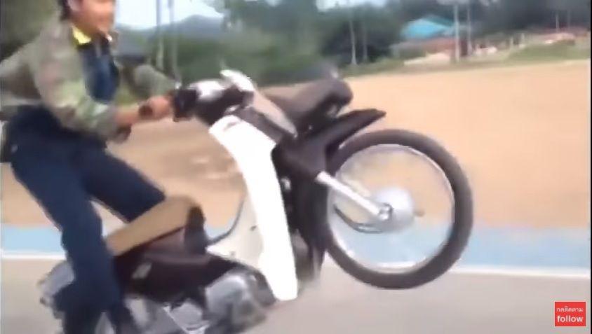 El impactante golpe de un motociclista en Tailandia