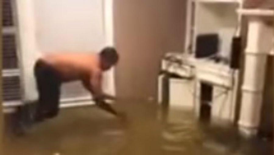 Insoacutelito- Un hombre captura un pez en su casa