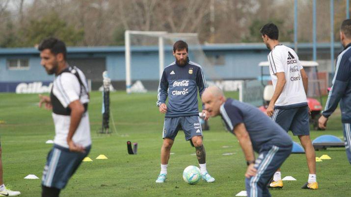 Entrena la Seleccioacuten argentina con Messi a la cabeza