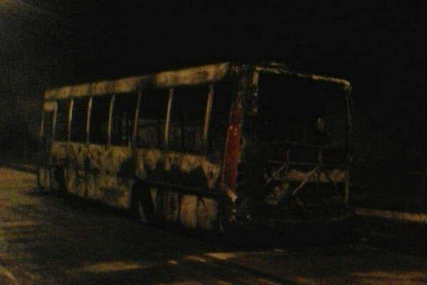 Un colectivo de la  liacutenea 120 fue consumido por las llamas