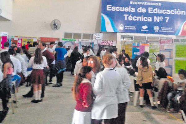 Alumnos de Riacuteo Hondo y Jimeacutenez tienen su Feria de Ciencia y Tecnologiacutea