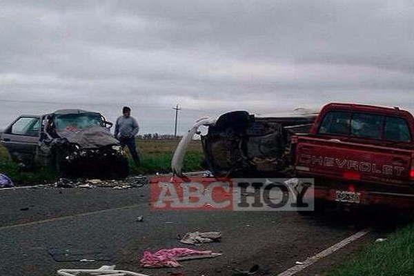 Un triple choque dejoacute un saldo de cuatro viacutectimas fatales y siete heridos