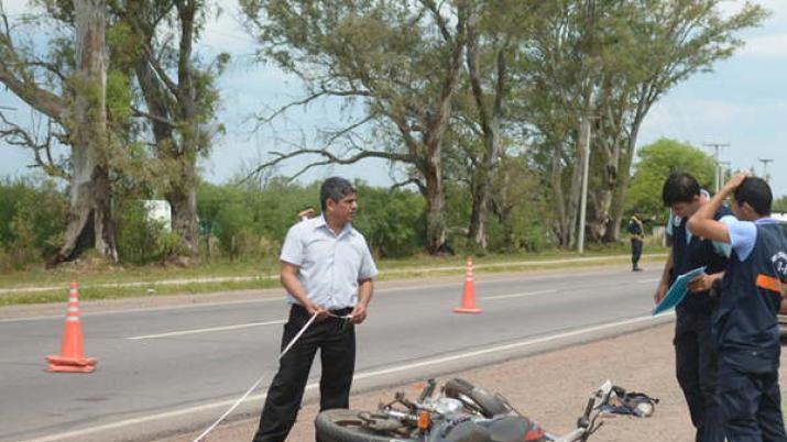 El motociclista falleció en el acto