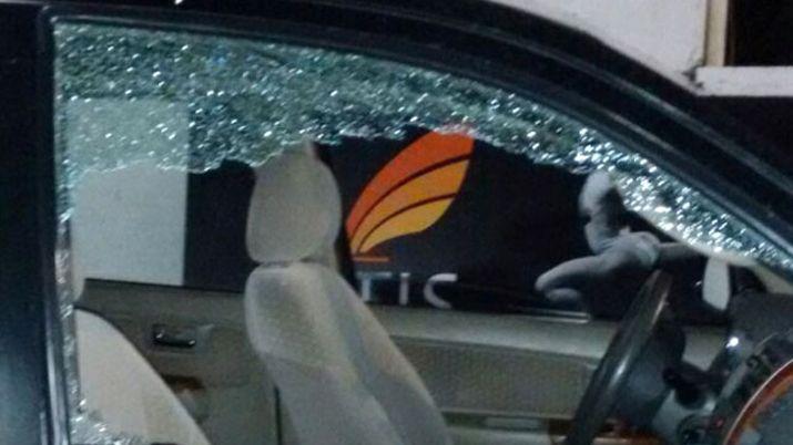 Rompioacute el vidrio de la camioneta del duentildeo de un boliche y recibioacute feroz paliza