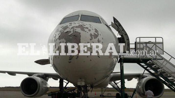 Una tormenta de granizo destrozoacute parte de un avioacuten que aterrizoacute en Las Termas