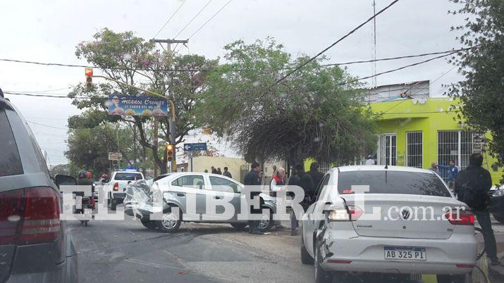 Un camioacuten fuera de control chocoacute a cuatro autos y una moto