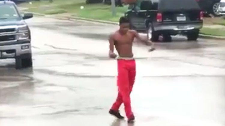 Bailan bajo el temporal desafiando al huracaacuten Harvey