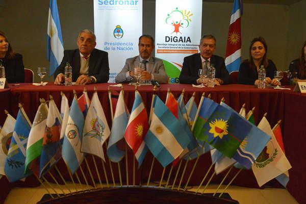 Santiago ratificoacute compromiso de lucha contra las adicciones