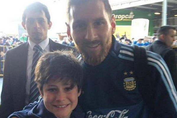 Noble gesto de Lionel Messi con  un nintildeo uruguayo 