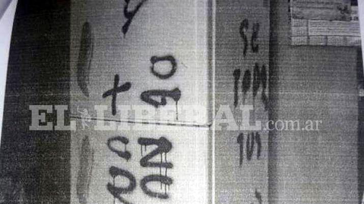 Entroacute a la casa de una cocinera y le escribioacute insultos hasta en la ropa iacutentima