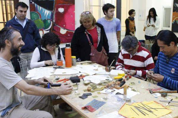 Artesanos santiaguentildeos participan del taller Introduccioacuten a la joyeriacutea