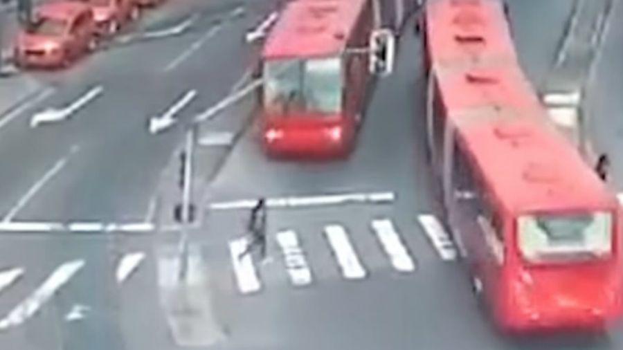 Video- Cruzoacute la calle sin mirar y fue impactada por un colectivo