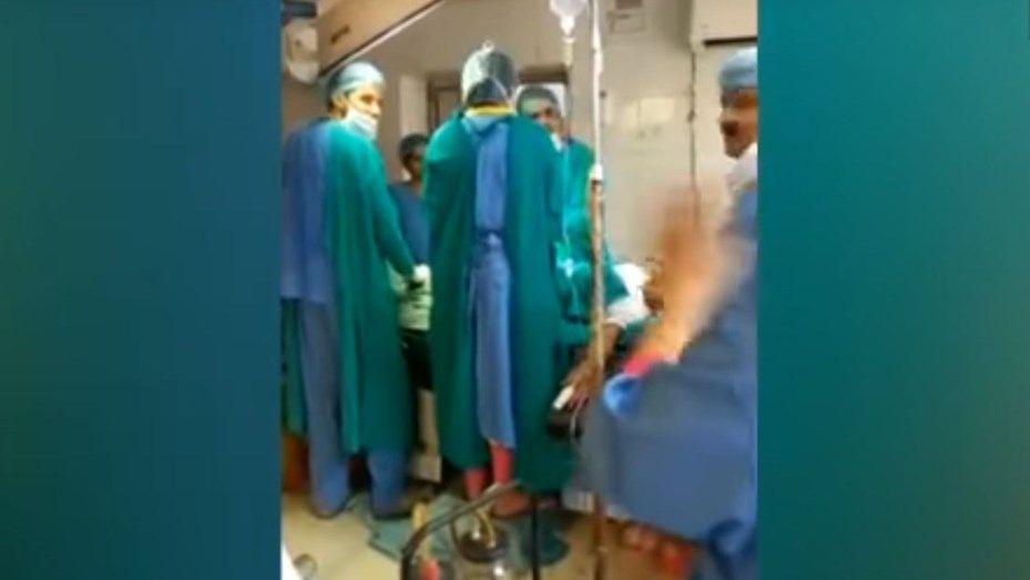 Video- Una bebeacute muere luego de que meacutedicos se pelearan durante la operacioacuten