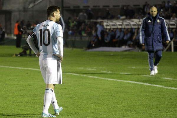 Messi desequilibroacute y fue el  maacutes destacado en Argentina  