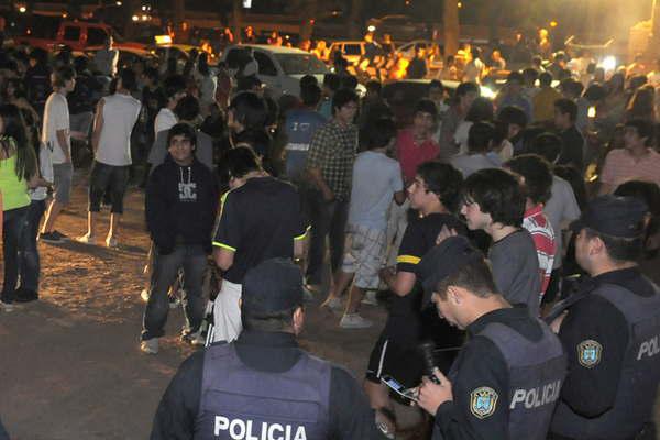 Maacutes de 200 policiacuteas trabajaraacuten para evitar el descontrol juvenil en este mes