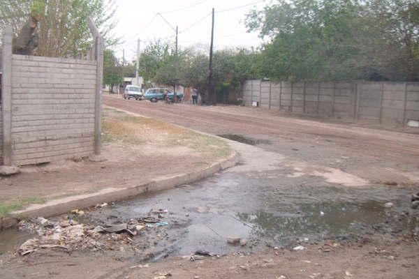 Emplazan a vecinos del barrio San Javier 2 por aguas servidas