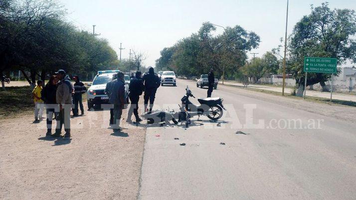 Dos motociclistas resultaron gravemente heridos tras choque frontal