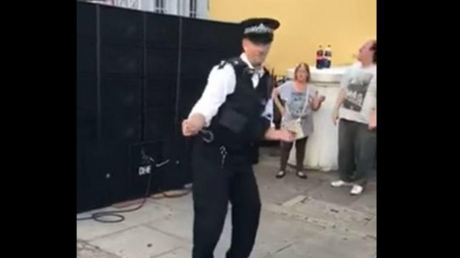 El baile de un policiacutea es furor en YouTube