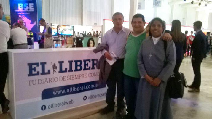 Alumnos del interior en el stand de EL LIBERAL