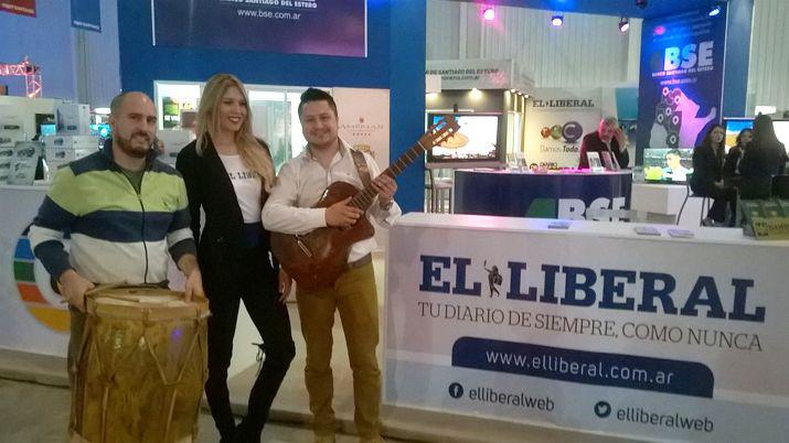 Sonoacute una chacarera en el stand de EL LIBERAL