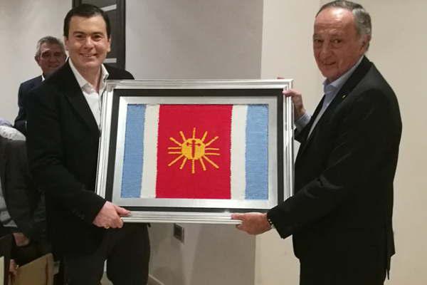 Zamora entregoacute presente al titular de la UIA