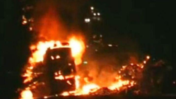 Tragedia- se incendioacute un micro un pasajero quedoacute atrapado y murioacute