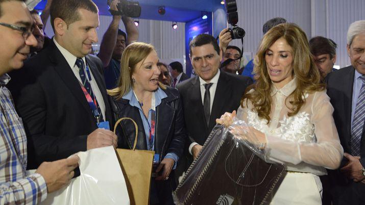La gobernadora pasó por el stand de EL LIBERAL en la Expo Santiago 2017