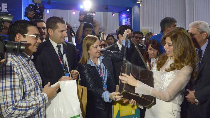 La gobernadora pasó por el stand de EL LIBERAL en la Expo Santiago 2017