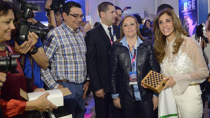 La gobernadora pasó por el stand de EL LIBERAL en la Expo Santiago 2017