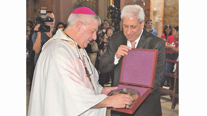 El vicegobernador de la provincia José Emilio Neder fue el primero en entregarle un obsequio