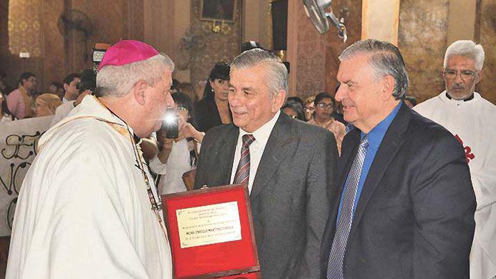 El intendente Hugo Infante junto al presidente del Concejo
Deliberante contador Juan Manuel Beltramino agasajó a Martínez Ossola