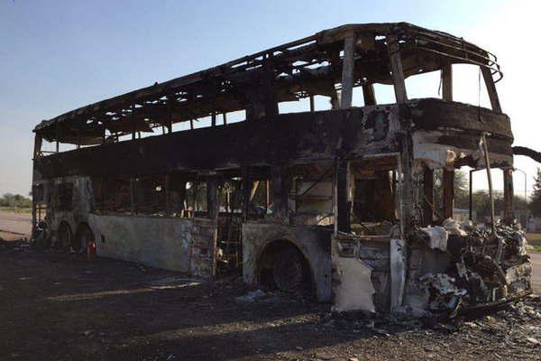 Un colectivo se prendioacute fuego en plena ruta 34 y una pasajera murioacute calcinada